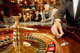 Tampilan antarmuka kasino langsung kitabet88 di perangkat mobile dengan pilihan meja baccarat dan roulette